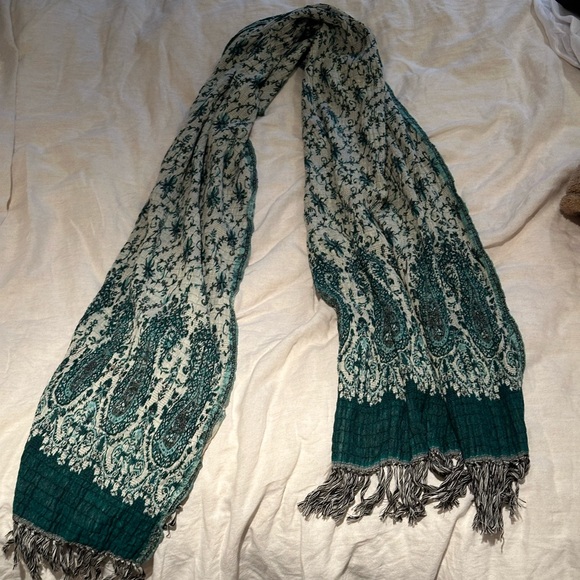 BNWOT Green Boho Patterned Scarf Shawl - Picture 3 of 4